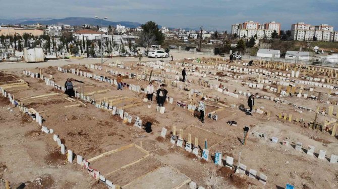 Depremin 14’üncü Gününde Mezarlıkta Dinmeyen Acı