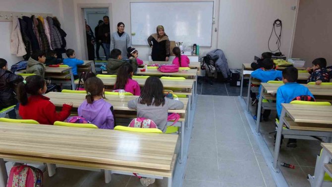 Eğitim Fakültesi Depremzede Çocuklar İçin Okula Dönüştürüldü