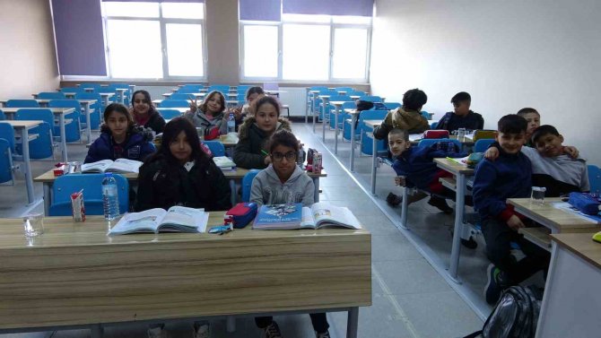 Eğitim Fakültesi Depremzede Çocuklar İçin Okula Dönüştürüldü