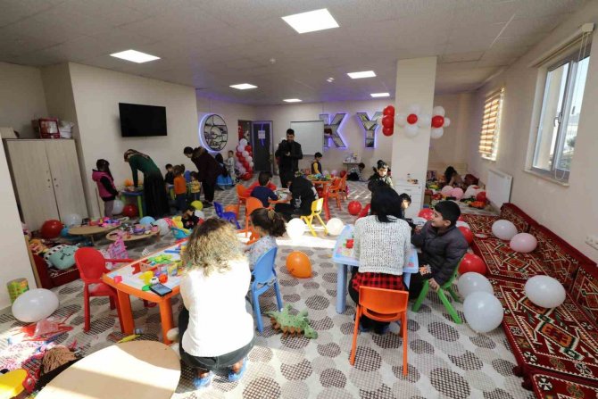 Akdeniz Üniversitesi Depremzede Çocuklar İçin 10 Oyun Odası Kurdu