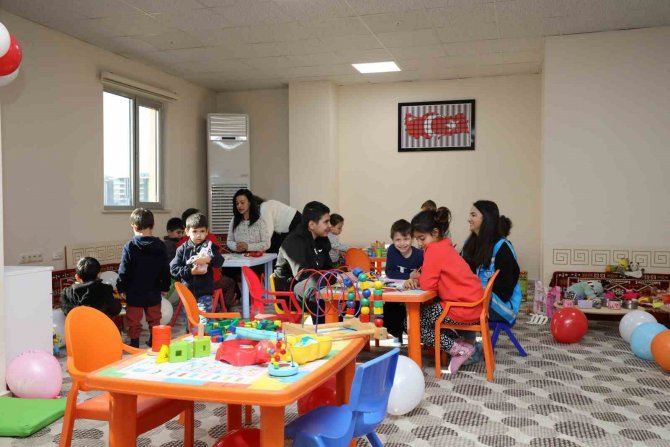 Akdeniz Üniversitesi Depremzede Çocuklar İçin 10 Oyun Odası Kurdu