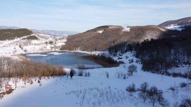 Doğal Kaynaklarla Beslenen Karamurat Gölü’nden Kış Manzarası