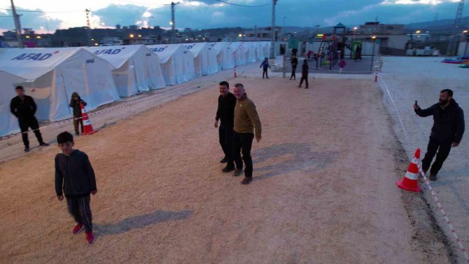 Vali Arslantaş Ve Belediye Başkanı Büyükakın Depremzede Çocuklarla Maç Yaptı