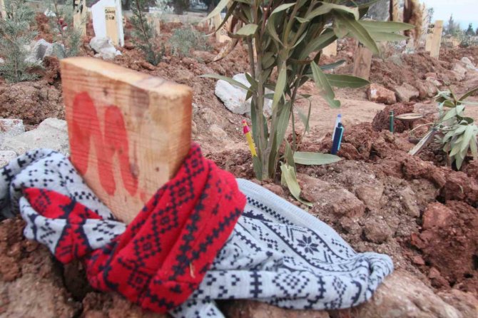 Yarım Kalan Hikayeler Mezarlara Yansıdı: Depremde Ölenlerin Mezarları Yürekleri Burktu
