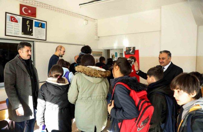 Başkan Cabbar, Misafir Öğrencileri Okullarında Ziyaret Etti