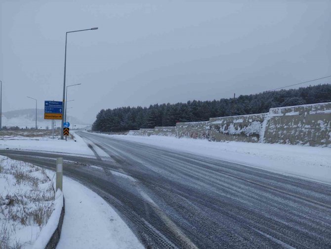 Ardahan’da Kar Ve Tipiden 5 Köy Yolu Ulaşıma Kapandı