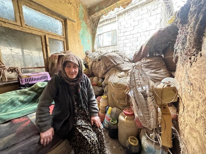 Depremzede Fatma Teyze, Kapkaça Uğradığını Gözyaşları İçinde Anlattı