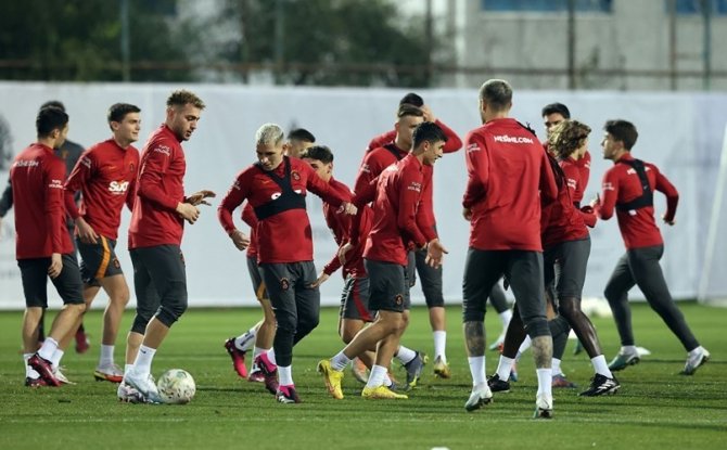 Galatasaray, Hazırlıklarına Devam Etti