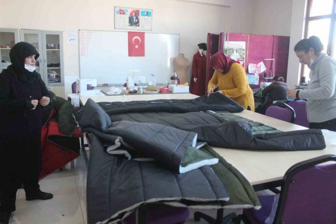 Görele Halk Eğitimi Merkezi Depremzedelere Uyku Tulumu Dikiyor