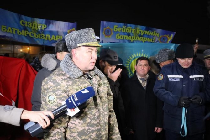 Kazak Ekipler, Ülkelerinde Türk Ve Kazakistan Bayrakları İle Karşılandı