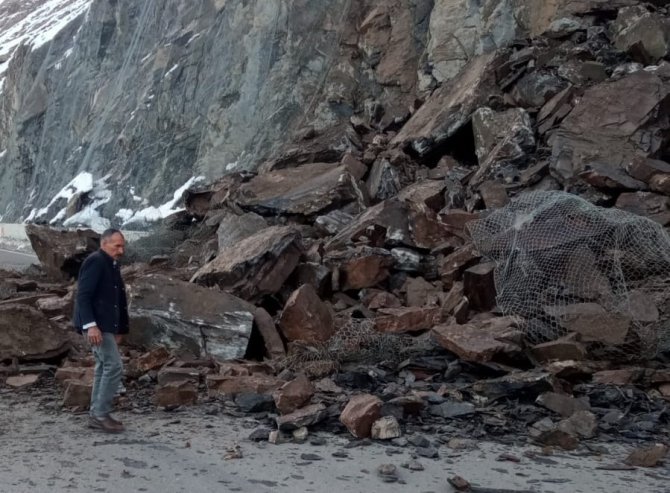 Hakkari-van Karayolunda Heyelan
