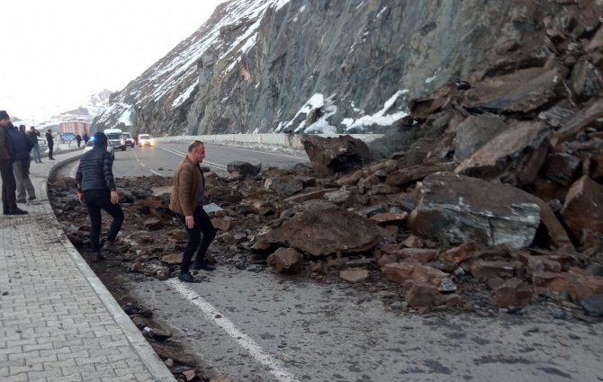 Hakkari-van Karayolunda Heyelan
