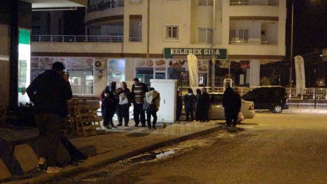 Peş Peşe Depremler Adana’da Vatandaşları Sokağa Döktü