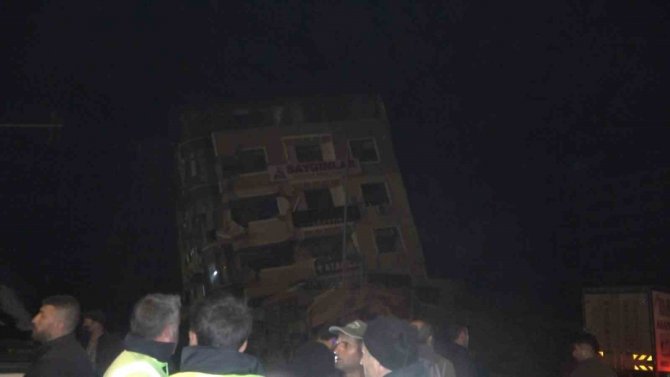 Hatay’da Deprem Sonrası Ev Yan Yattı, Facia Ucuz Atlatıldı