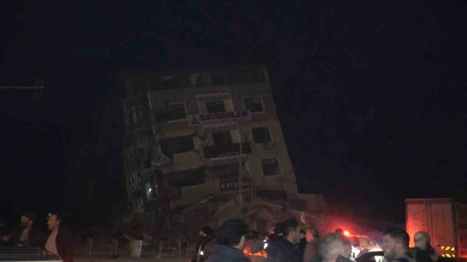 Hatay’da Deprem Sonrası Ev Yan Yattı, Facia Ucuz Atlatıldı