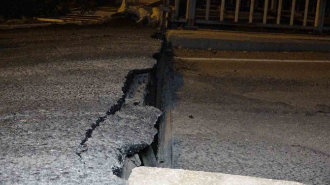 Hatay’da Deprem Sonrası Köprü 10 Santimetre Çökerek Yoldan Ayrıldı