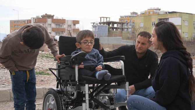 Cam Kemik Hastası Mustafa’nın Akülü Araba Hayali Almanya’dan Gerçekleştirildi