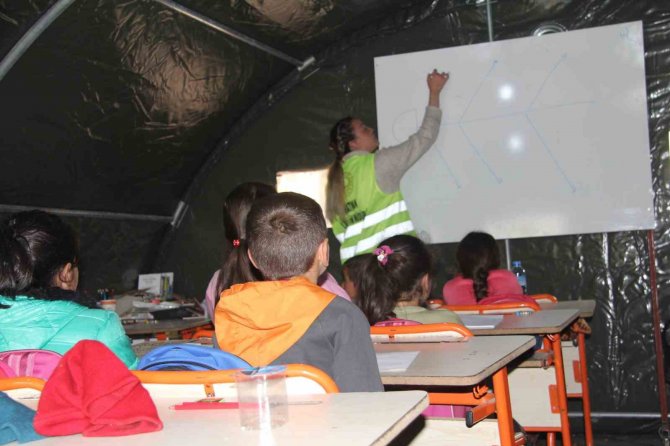 Deprem Bölgesinde Eğitim Çadırda Başladı