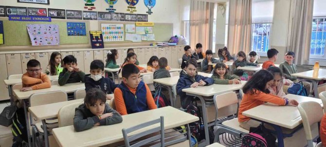 Deprem Nedeniyle Verilen Aranın Ardından 71 İlde Öğrenciler Ders Başı Yaptı