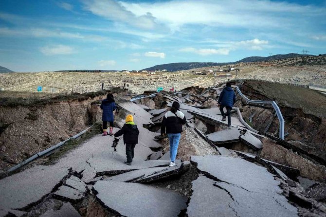 Kahramanmaraş Pazarcık’ta Depremde Yarılan Yol Havadan Görüntülendi