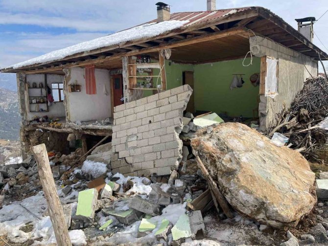 Depremde Dağdan Kopan Kayalar Evlerin Üzerine Düştü
