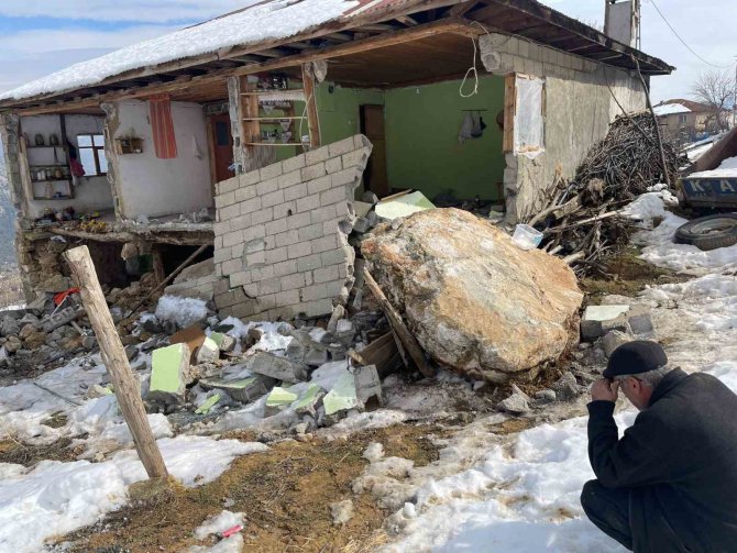 Depremde Dağdan Kopan Kayalar Evlerin Üzerine Düştü