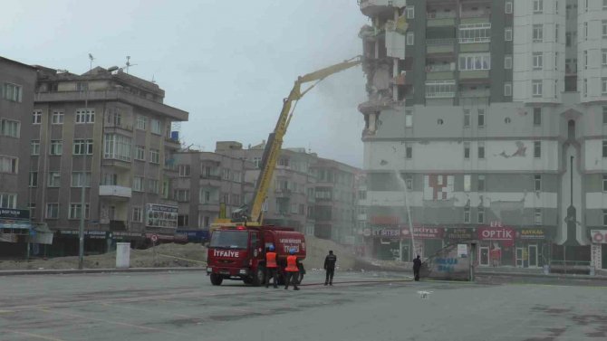 Kayseri’deki Ağır Hasarlı Binanın Yıkımına Başlandı