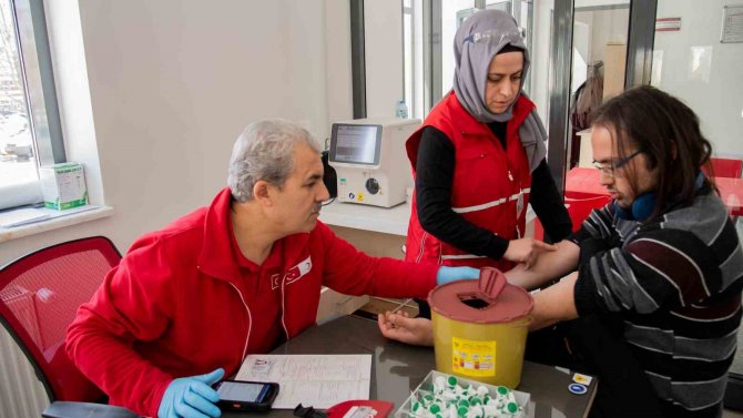 Sü Personeli Ve Öğrencilerinden Kan Bağışı Kampanyasına Destek