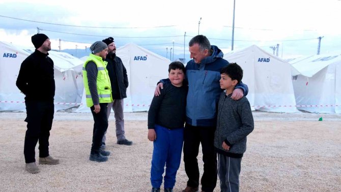 Vali Arslantaş Ve Belediye Başkanı Büyükakın Depremzede Çocuklarla Maç Yaptı