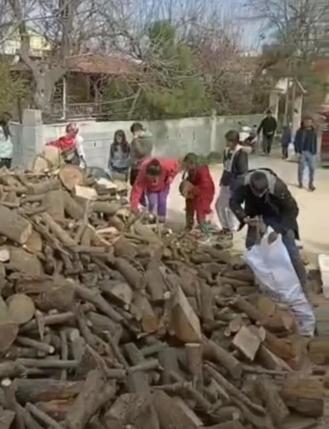 Deprem Bölgesine Odun Ve Un Yardımı Yaptılar