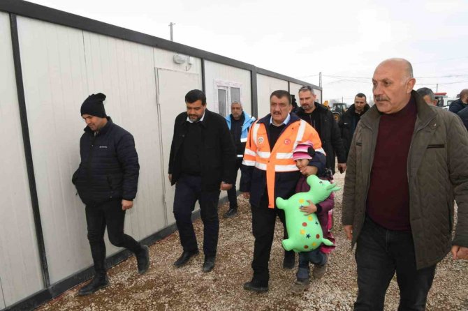 Başkan Gürkan, Doğanşehir’de Depremzedeleri Ziyaret Etti