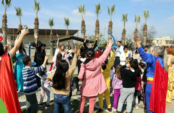Mersin’deki Depremzede Çocuklar Depremin Etkilerini Eğlenerek Atıyor