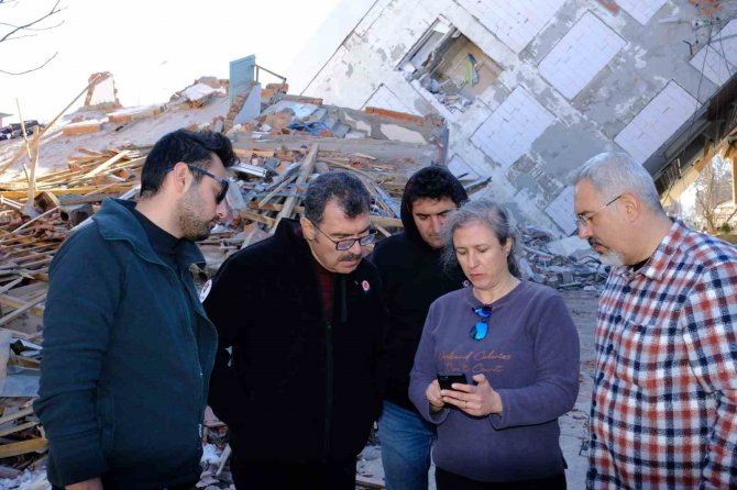 Nevü Akademisyenleri Deprem Bölgesinde Yapısal Hasarları İnceliyor