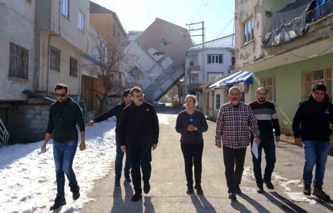 Nevü Akademisyenleri Deprem Bölgesinde Yapısal Hasarları İnceliyor