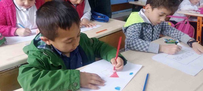 Depremzede Öğrenci Ali Eren’in Resim Dersinde Çizdiği Resim Yürekleri Dağladı