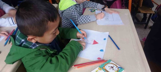 Depremzede Öğrenci Ali Eren’in Resim Dersinde Çizdiği Resim Yürekleri Dağladı
