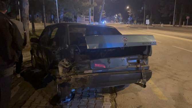 Alkollü Sürücü Park Halindeki Araca Çarptı, Kaçarken Yakalandı