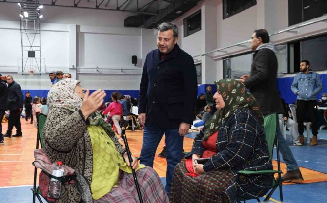 Yüreğir Belediyesi, Depremin Ardından Tüm İmkanlarını Seferber Etti
