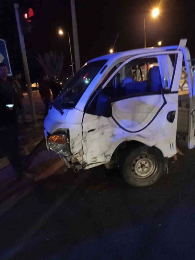 Gazipaşa’da Otomobille Kamyonet Çarpıştı: 4 Yaralı