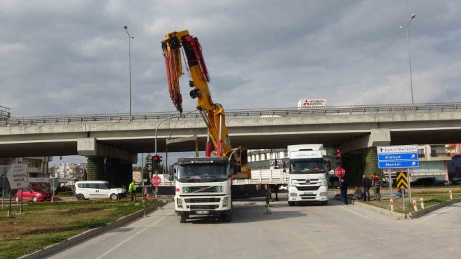 Tırın Dorsesi Çekiciden Ayrıldı, Facianın Eşiğinden Dönüldü
