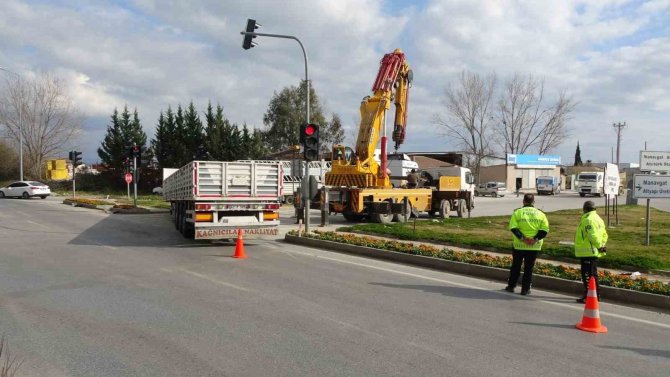 Tırın Dorsesi Çekiciden Ayrıldı, Facianın Eşiğinden Dönüldü