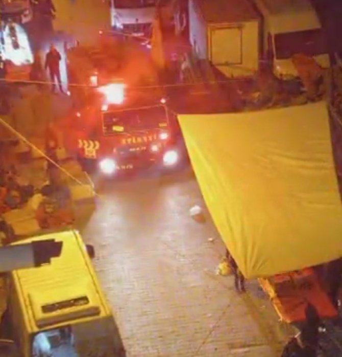 İ̇tfaiyeye Semt Pazarı Engeli, Zor Anlar Kameralara Böyle Yansıdı