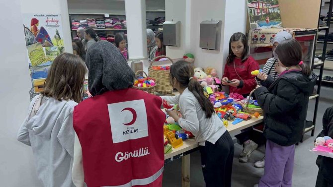 Sındırgılı Öğrenciler Depremzede Çocuklara Oyuncaklarını Gönderdi
