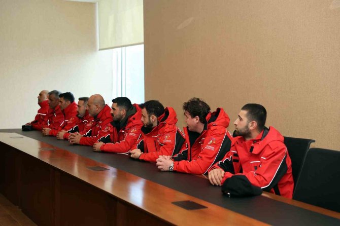 Başkan İ̇lgezdi, Deprem Bölgesine Giden Atak Ekibini Makamında Ağırladı