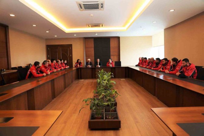 Başkan İ̇lgezdi, Deprem Bölgesine Giden Atak Ekibini Makamında Ağırladı