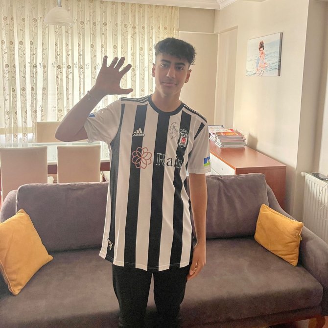 Vincent Aboubakar’dan Depremzede Semih’e İmzalı Forma