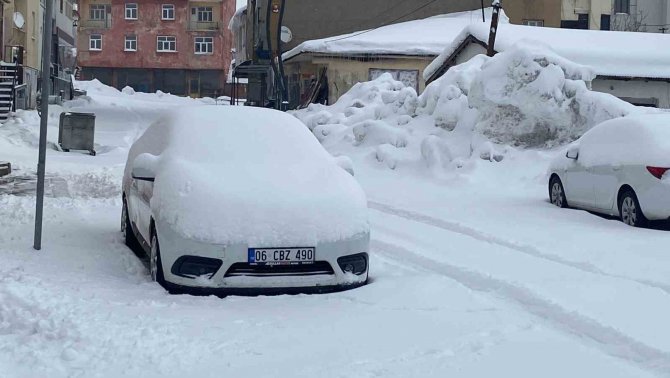 Karlıova’da Kar Yağışı Etkili Oldu, Eğitime Ara Verildi