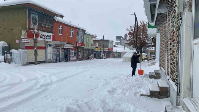 Karlıova’da Kar Yağışı Etkili Oldu, Eğitime Ara Verildi