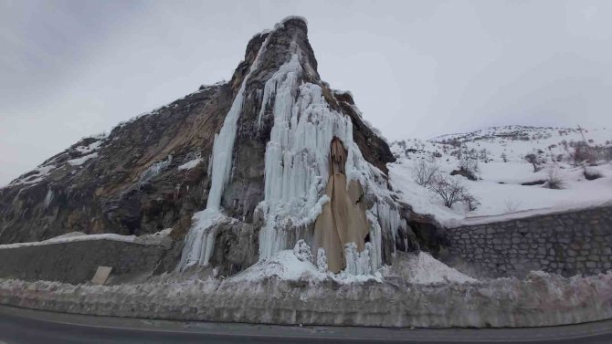 Bitlis’in Sembollerinden “Deliklitaş” Buzla Kaplandı