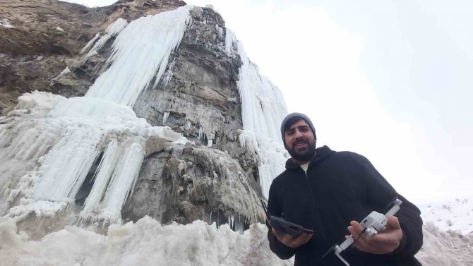 Bitlis’in Sembollerinden “Deliklitaş” Buzla Kaplandı